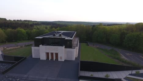 Museumsdenkmal-1.-Weltkrieg-In-Verdun,-Frankreich,-Lothringen.-Seitliche-Drohnenansicht